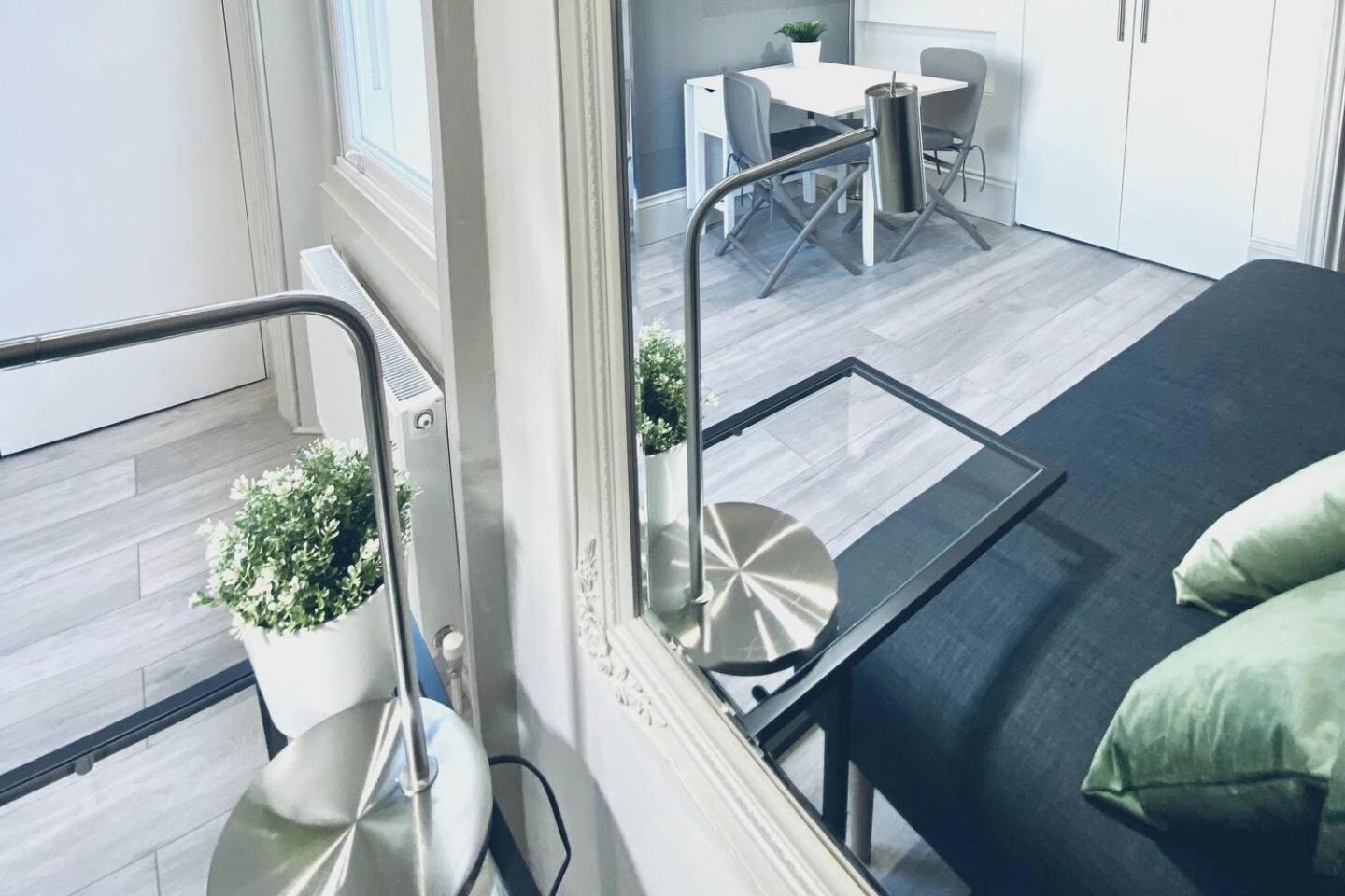Apt 03 Beachside Beauty Central Studio Steps From Cafes Brighton Eksteriør billede