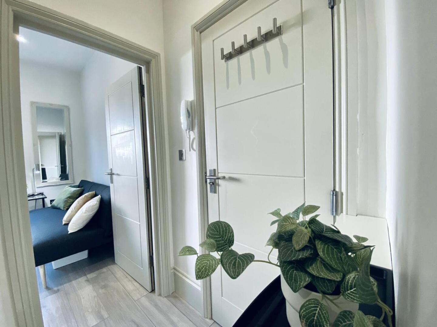 Apt 03 Beachside Beauty Central Studio Steps From Cafes Brighton Eksteriør billede