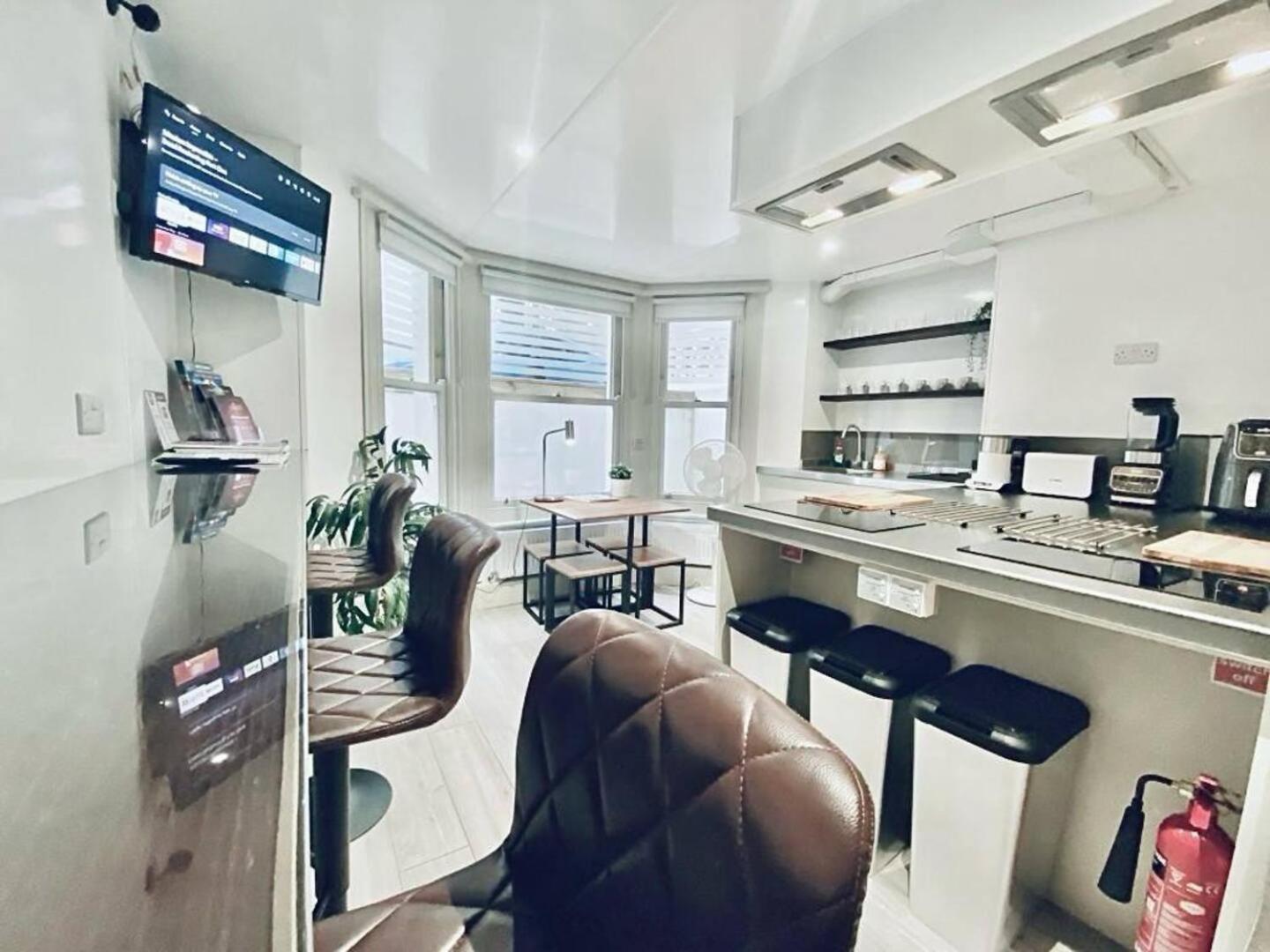 Apt 03 Beachside Beauty Central Studio Steps From Cafes Brighton Eksteriør billede