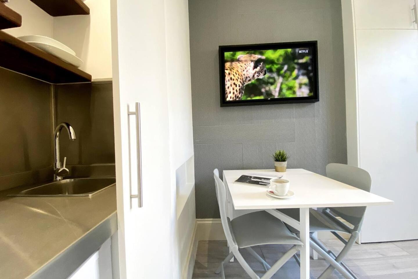 Apt 03 Beachside Beauty Central Studio Steps From Cafes Brighton Eksteriør billede